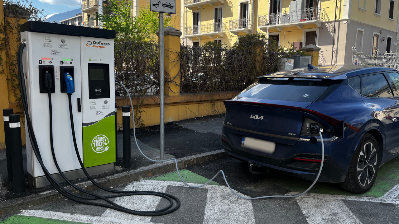 Una KIA EV6 con targa belga in ricarica in via Piave, ad Aosta
