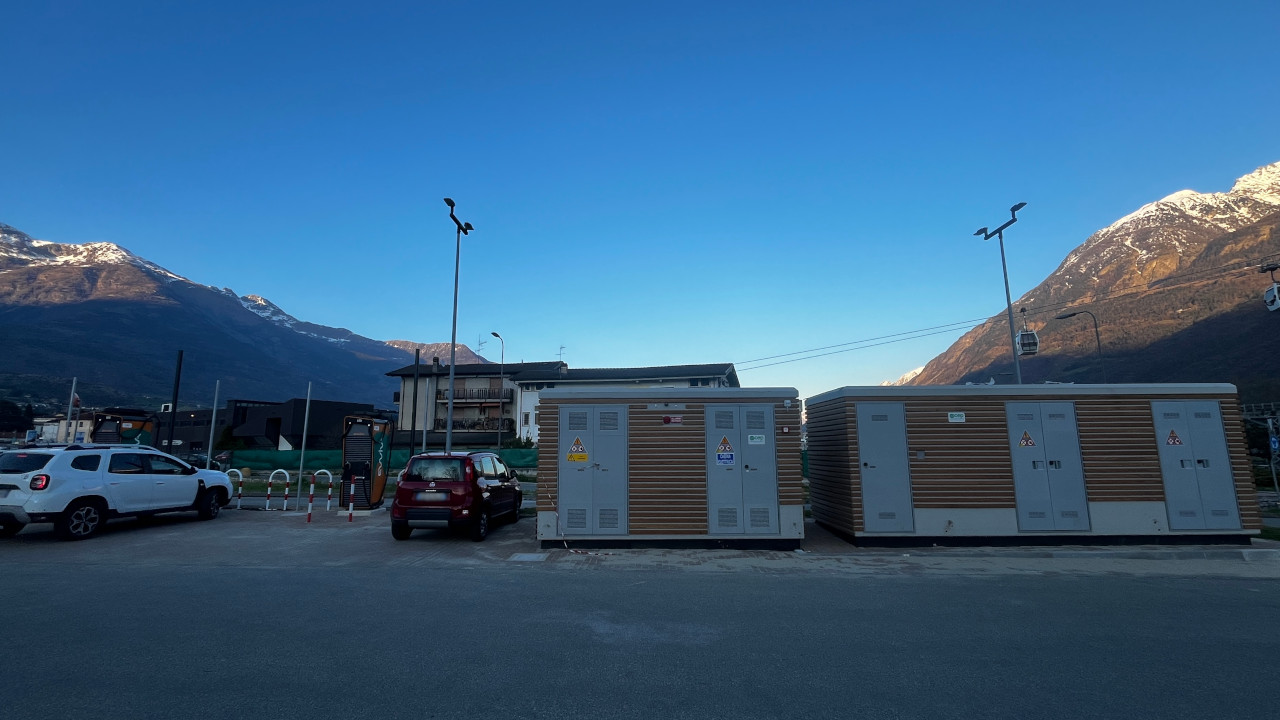 Le colonnine HPC di Ewiva nel parcheggio esterno Cidac, ad Aosta e le relative cabine