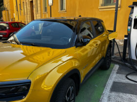 Una Jeep Avenger collegata ad una colonnina HPC nel centro di Aosta
