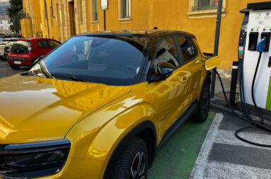 Una Jeep Avenger collegata ad una colonnina HPC nel centro di Aosta