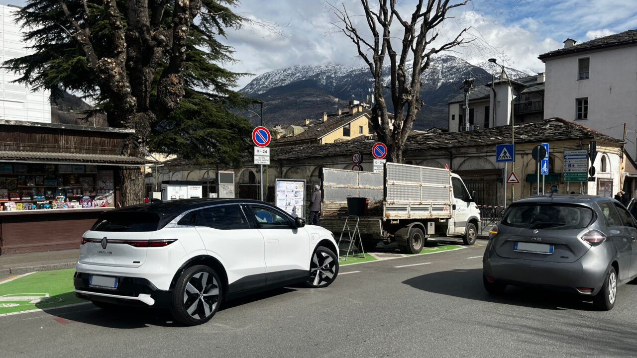 Due BEV non possono accedere alle colonnine di piazza della Repubblica ad Aosta perché occupate da un mezzo termico a supporto delle operazioni di potatura