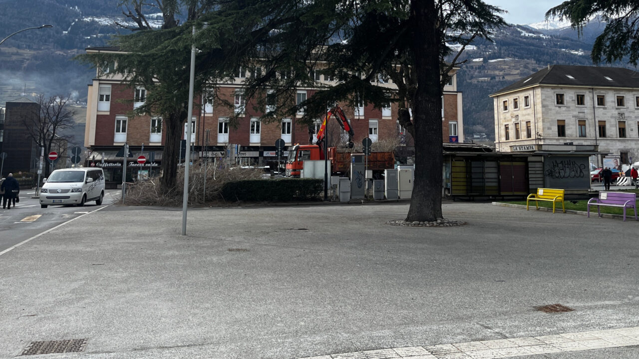 La piazzetta dietro le colonnine di ricarica in piazza della Repubblica ad Aosta, totalmente vuota