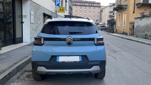 Una Citroën C3 parcheggiata nelle vie del centro di Aosta