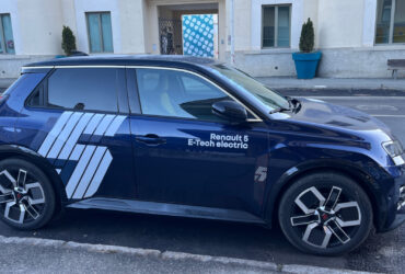 Una nuova Renault R5 parcheggiata ad Aosta