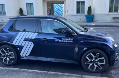 Una nuova Renault R5 parcheggiata ad Aosta