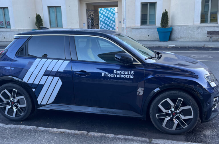 Una nuova Renault R5 parcheggiata ad Aosta