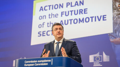 Apostolos Tzitzikostas, commissario europeo per i trasporti sostenibili e il turismo durante la presentazione del piano d'azione per il futuro del settore automobilistico