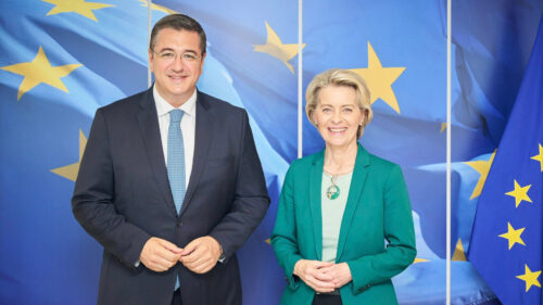 Apostolos Tzitzikostas, commissario europeo per i trasporti sostenibili e il turismo insieme ad Ursula von der Leyen, presidente della Commissione europea