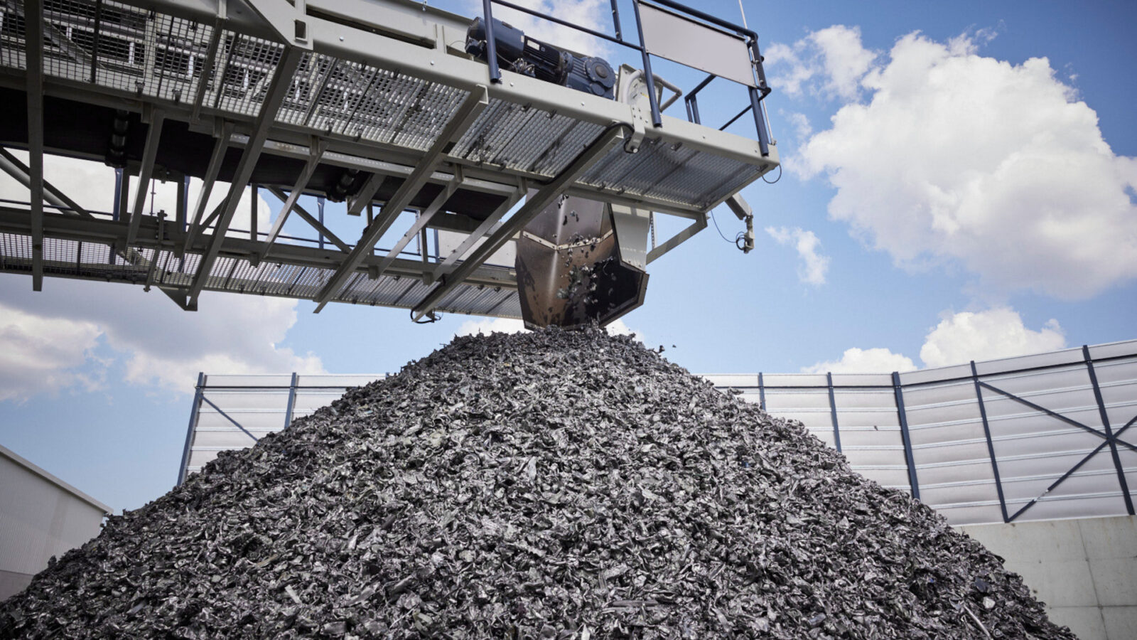 Il recupero di acciaio dai veicoli rottamati