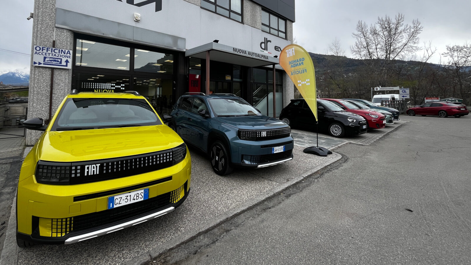 Una coppia di Fiat Grande Panda nel piazzale della concessionaria Nuova Autoalpina di Charvensod (Aosta)