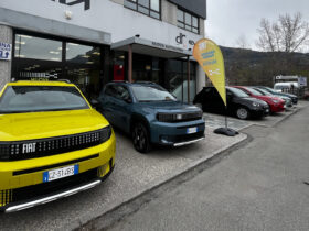 Una coppia di Fiat Grande Panda nel piazzale della concessionaria Nuova Autoalpina di Charvensod (Aosta)