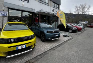 Una coppia di Fiat Grande Panda nel piazzale della concessionaria Nuova Autoalpina di Charvensod (Aosta)