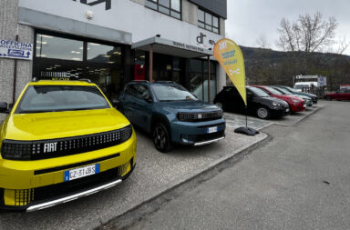 Una coppia di Fiat Grande Panda nel piazzale della concessionaria Nuova Autoalpina di Charvensod (Aosta)