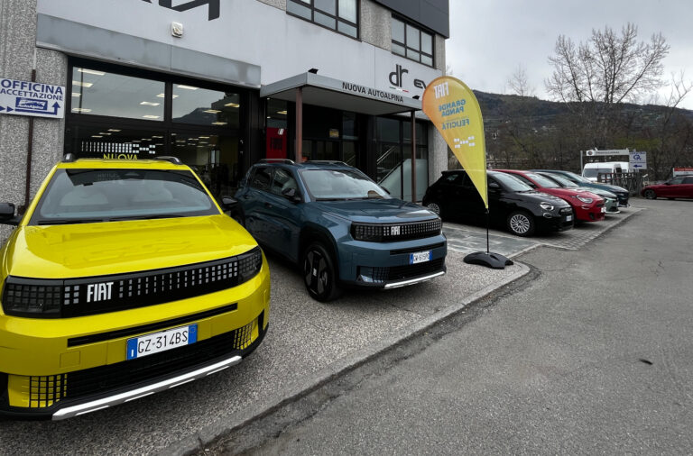 Una coppia di Fiat Grande Panda nel piazzale della concessionaria Nuova Autoalpina di Charvensod (Aosta)