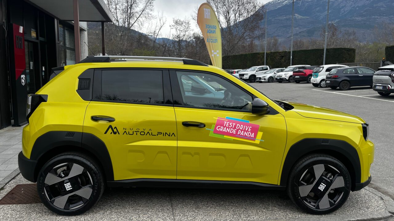 La Fiat Grande Panda elettrica nel piazzale della concessionaria Nuova Autoalpina di Charvensod (Aosta)