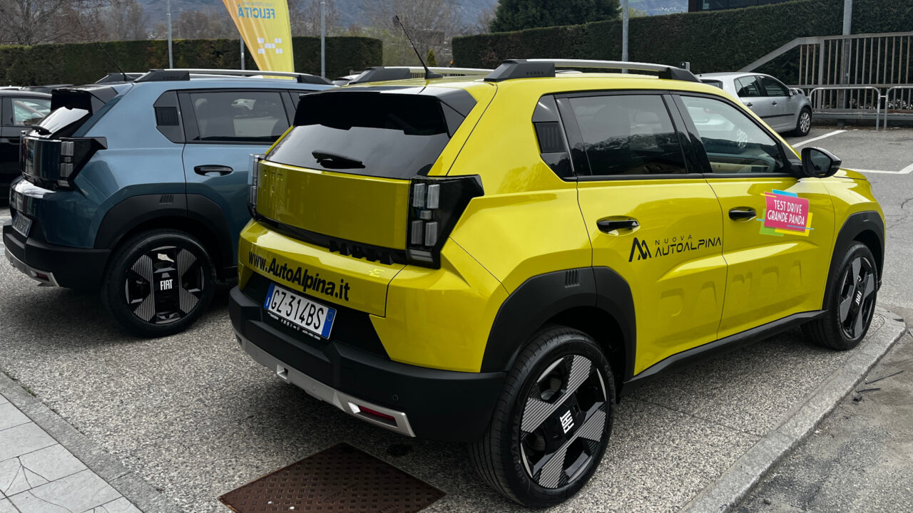 Una coppia di Fiat Grande Panda nel piazzale della concessionaria Nuova Autoalpina di Charvensod (Aosta)