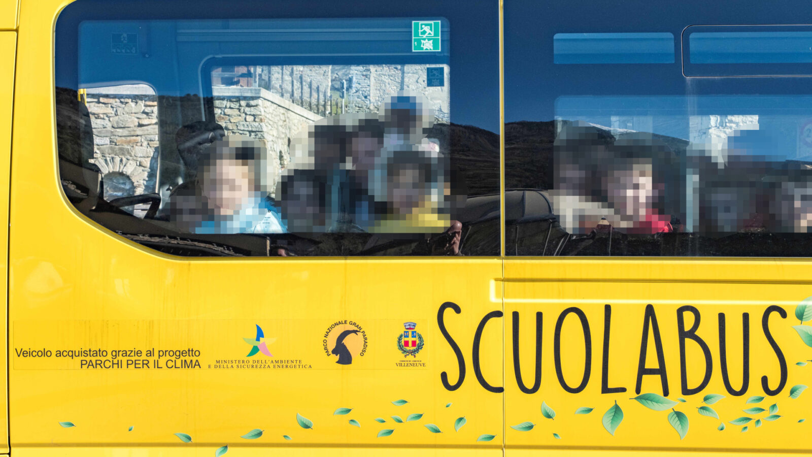 Scolari su uno scuolabus acquistato dal Parco nazionale Gran Paradiso