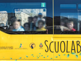 Scolari su uno scuolabus acquistato dal Parco nazionale Gran Paradiso