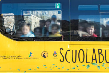 Scolari su uno scuolabus acquistato dal Parco nazionale Gran Paradiso