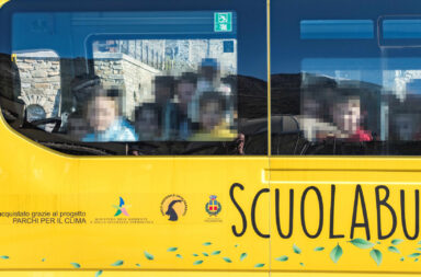 Scolari su uno scuolabus acquistato dal Parco nazionale Gran Paradiso