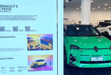 La Renault R5 e-tech ed il suo pannello informativo