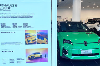 La Renault R5 e-tech ed il suo pannello informativo