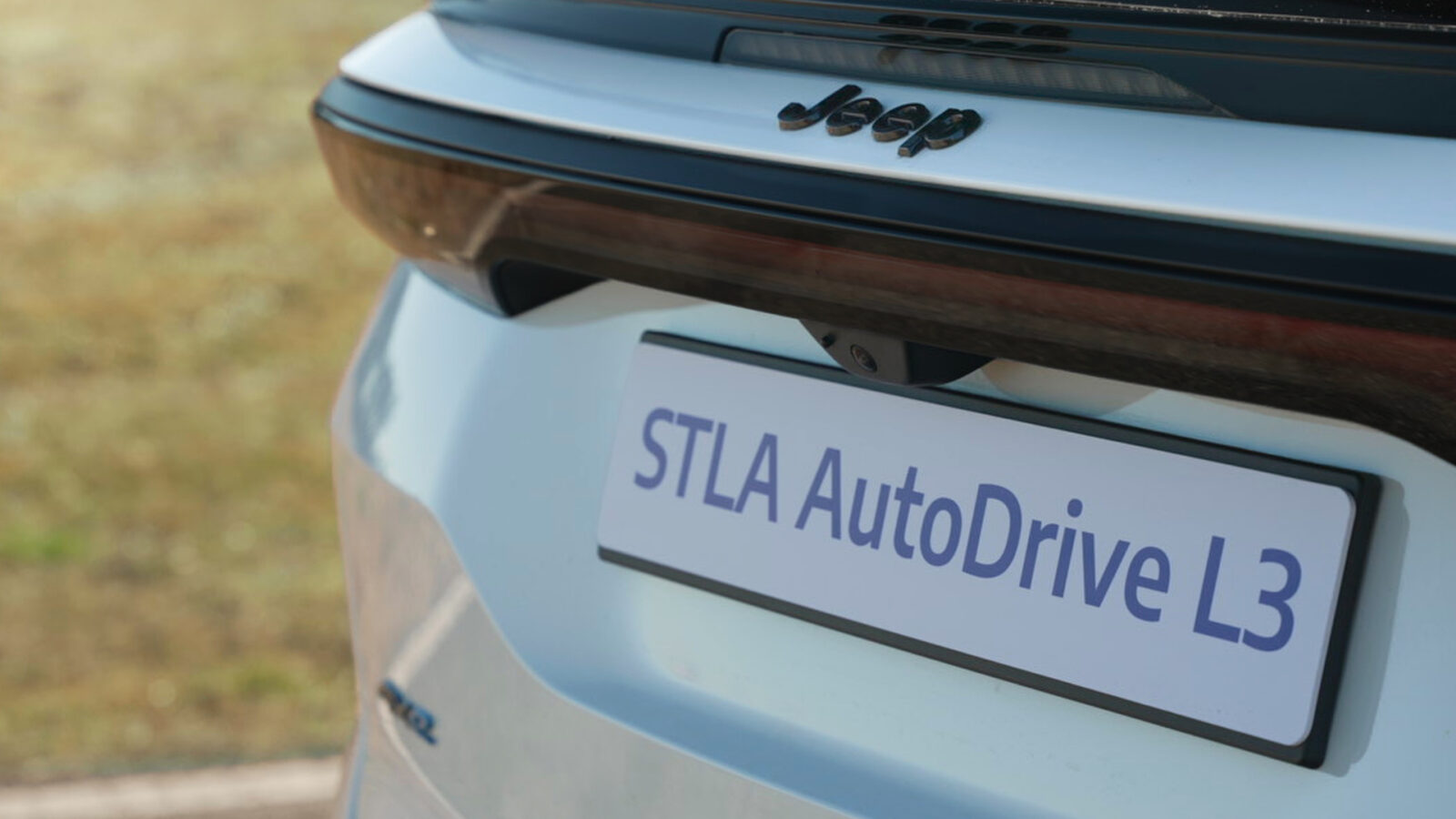 Una Jeep con il sistema STLA autodrive