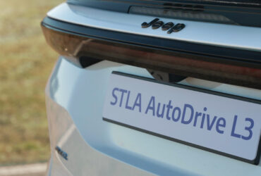 Una Jeep con il sistema STLA autodrive
