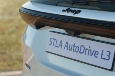 Una Jeep con il sistema STLA autodrive