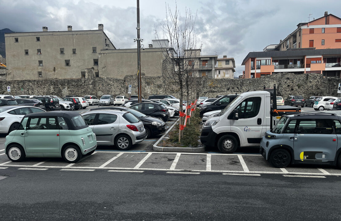 Una 'Topolino' ed una 'Ami' in piazza Plouves ad Aosta