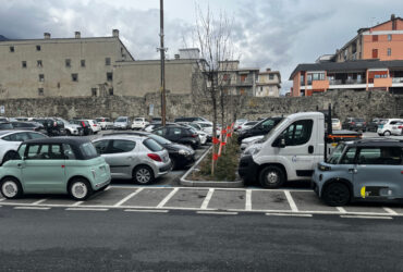 Una 'Topolino' ed una 'Ami' in piazza Plouves ad Aosta