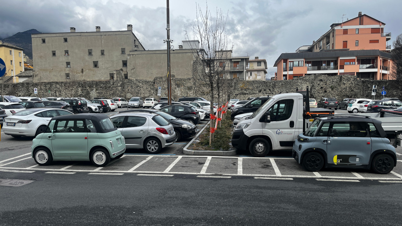 Una 'Topolino' ed una 'Ami' in piazza Plouves ad Aosta