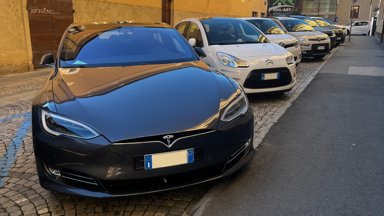 Auto elettriche e termiche nel centro di Aosta