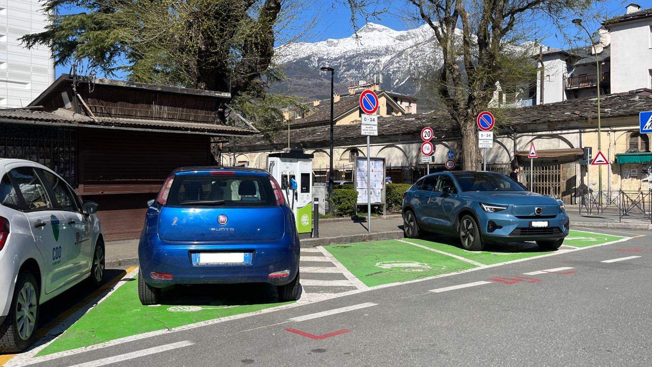 Un parcheggio abusivo davanti alla colonnina HPC di piazza della Repubblica ed un'auto in ricarica parcheggiata contromano