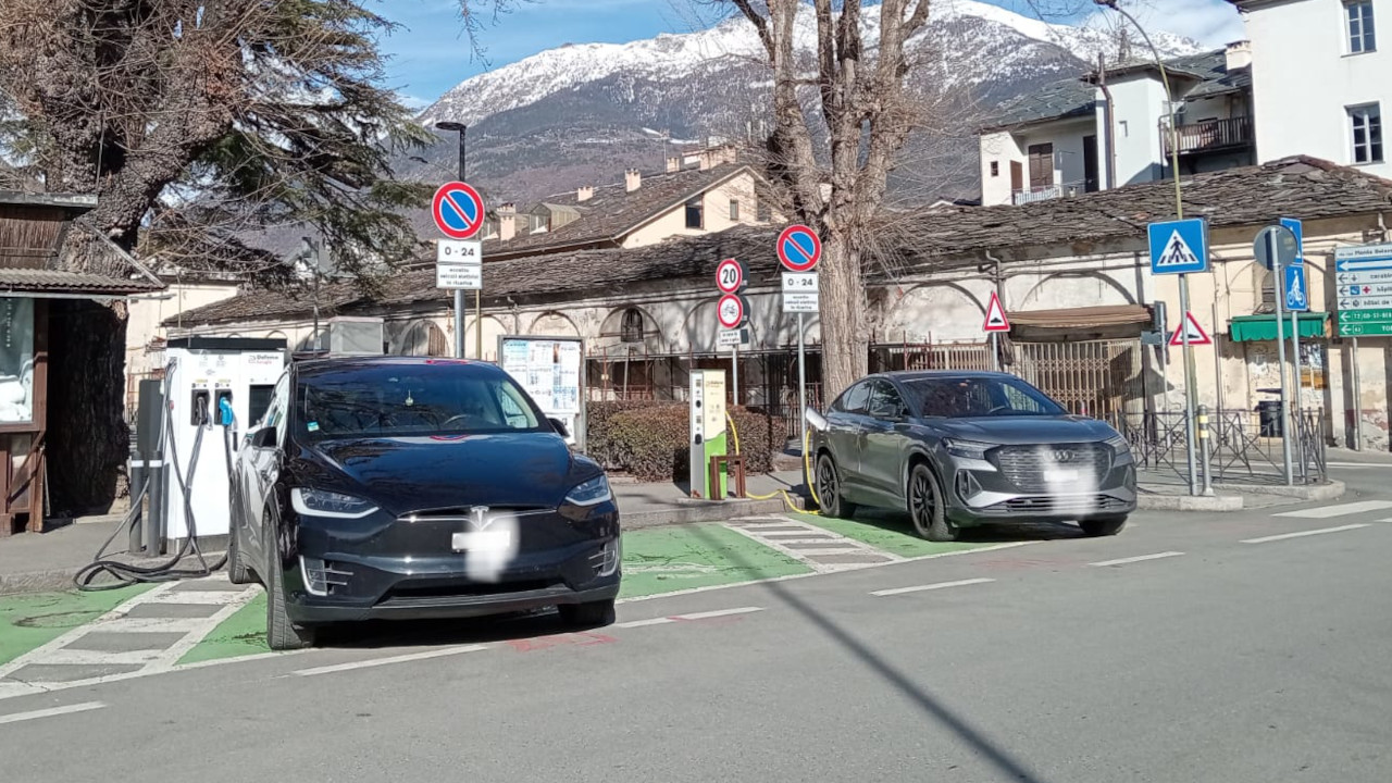 Le auto in ricarica in piazza della Repubblica parcheggiate contromano segnalate da Cristina Dattola
