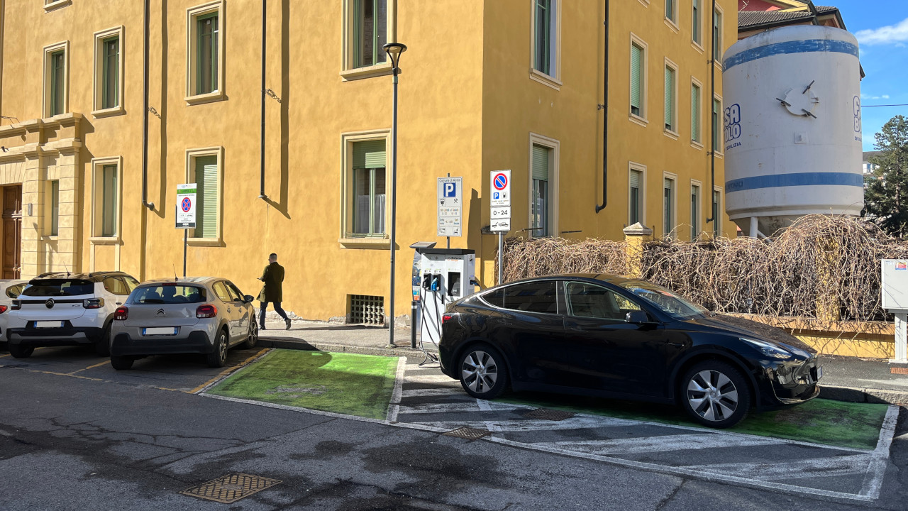 Un'auto in ricarica in via Piave, parcheggiata contromano