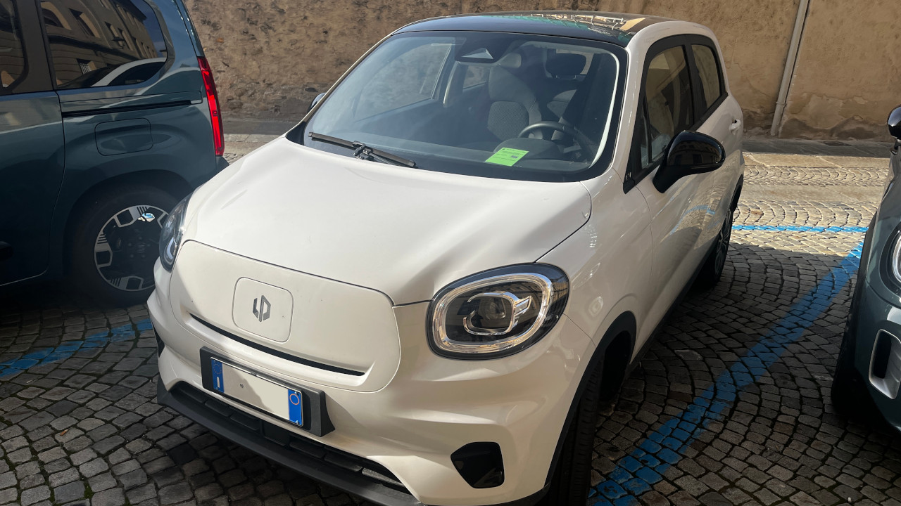 Una Leapmotor T03 parcheggiata nel centro di Aosta