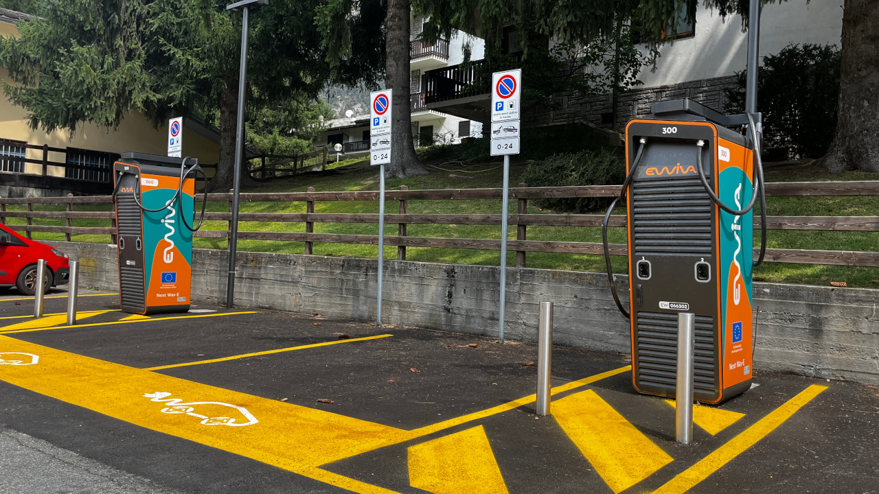 Le nuove colonnine di 'Ewiva' a Morgex, vicino il casello autostradale