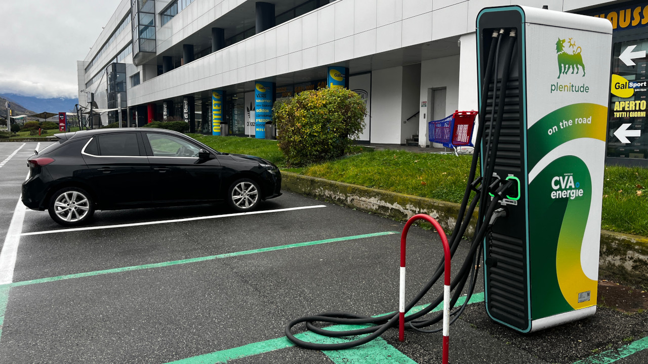 La colonnina DC sull'autostrada A5, a Pollein, nella zona dell'autoporto