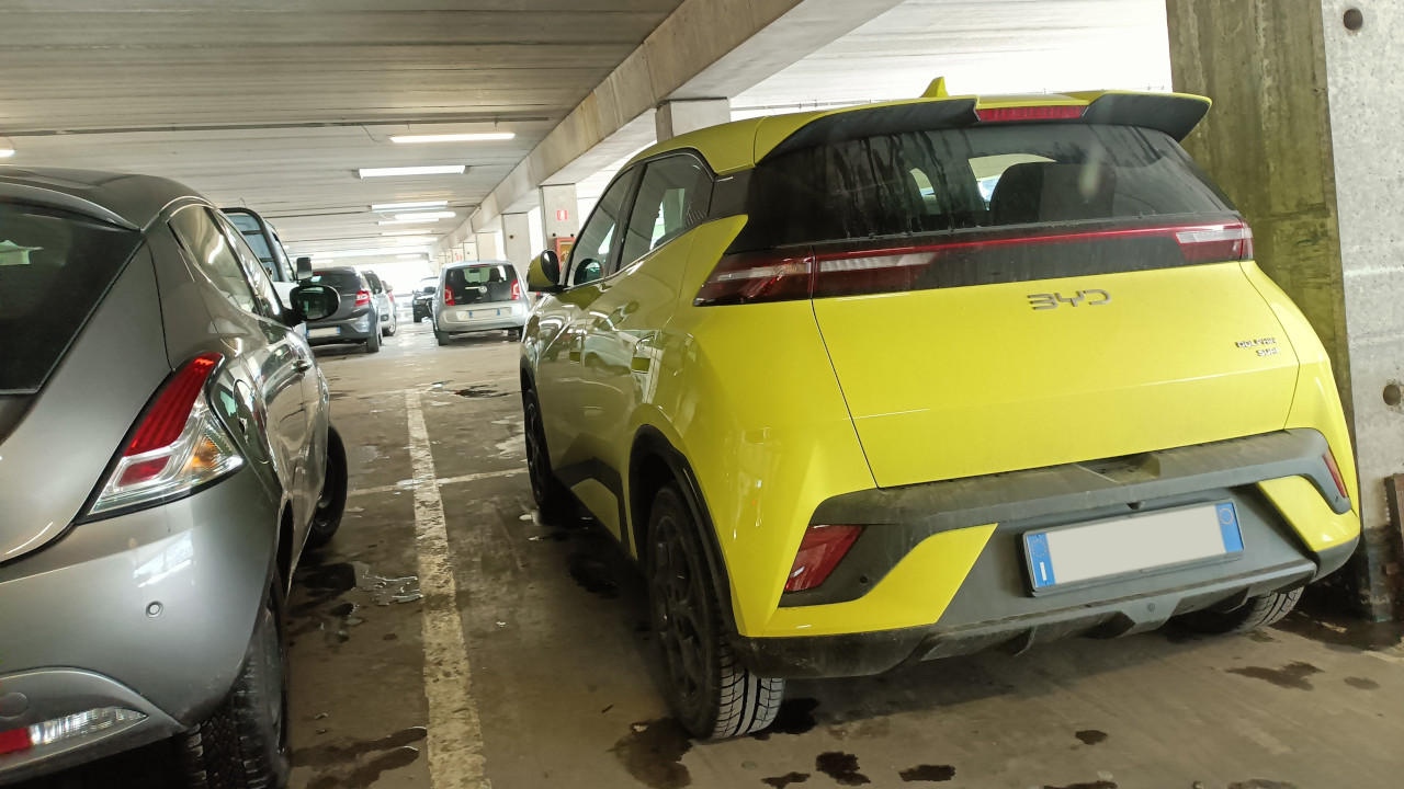 Una BYD Surf in un parcheggio di Aosta