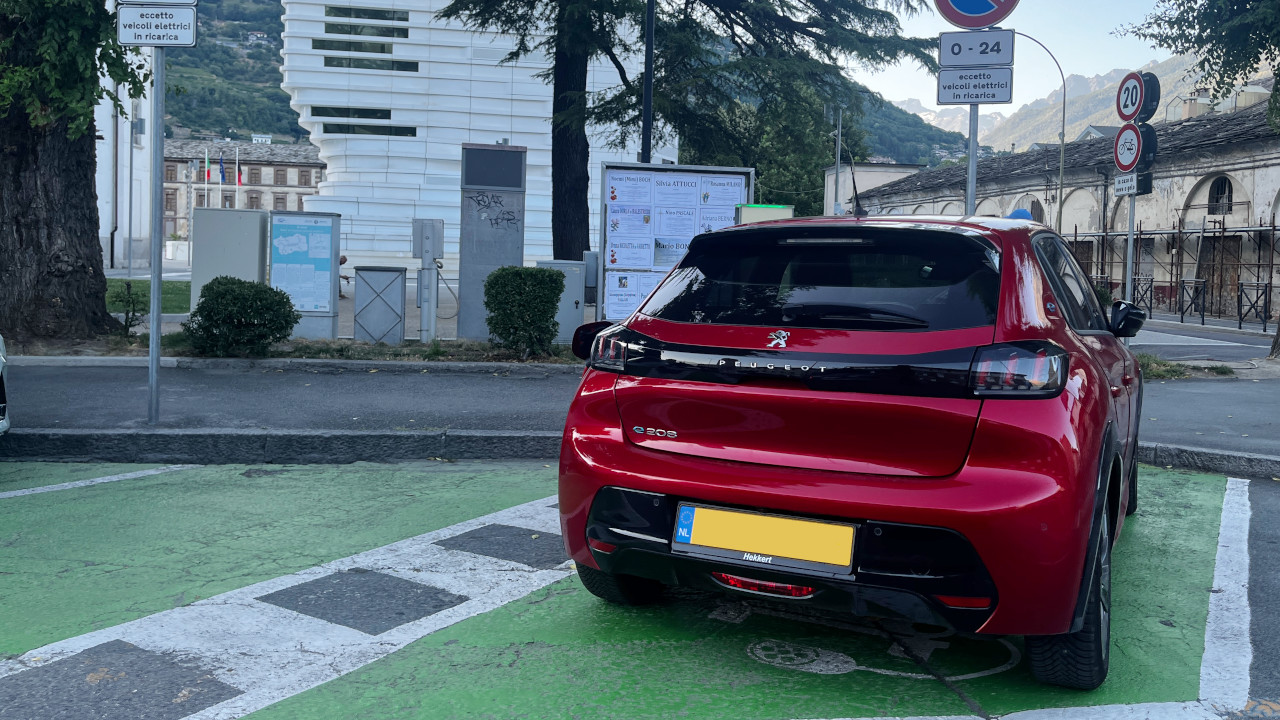 Una Peugeot e-208 con targa olandese parcheggiata in piazza della Repubblica ad Aosta