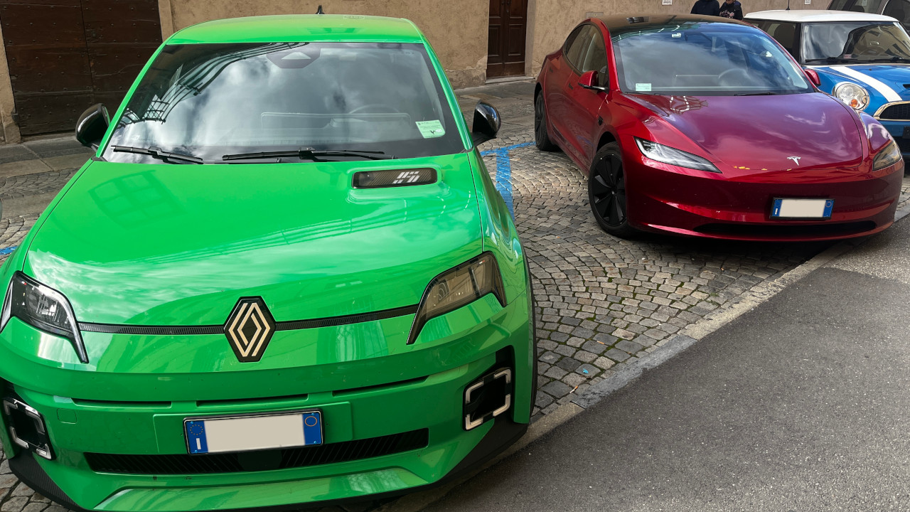 Una Renault 5 ed una Tesla Model 3 nel centro storico di Aosta