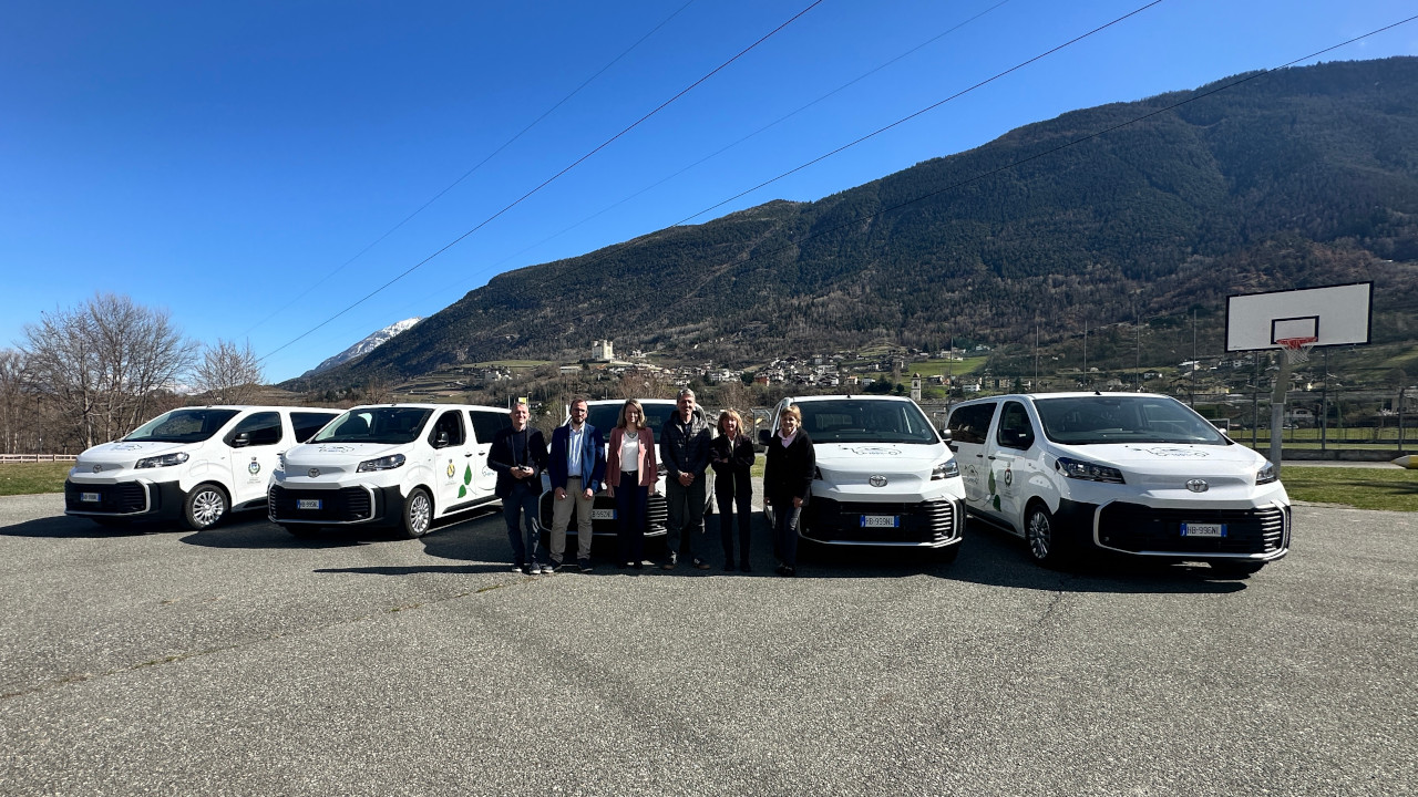 I sindaci dei cinque comuni dell'Unité Grand-Paradis con il presidente Mauro Lucianaz davanti ai pulmini elettrici