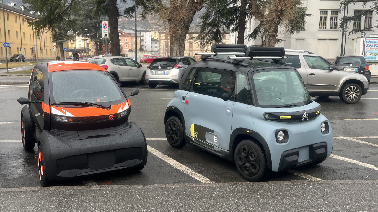 Una Mobilize-duo ed una Ami parcheggiate nel centro di Aosta